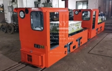 5噸鋰電池湘潭電機車裝車發(fā)往內蒙古