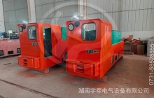 改造升級(jí)的8噸湘潭蓄電池電機(jī)車裝車發(fā)貨