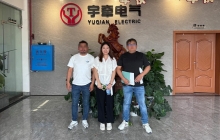 炎炎夏日，國(guó)外客戶上門采購(gòu)遠(yuǎn)程遙控型5噸鋰電池電機(jī)車